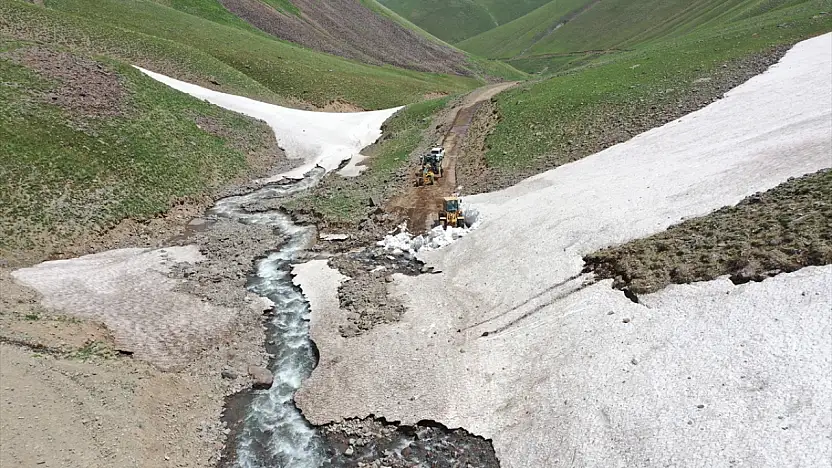 Ağrı'da haziranın sonunda karla kaplı olan yayla yolları göçerler için açılıyor