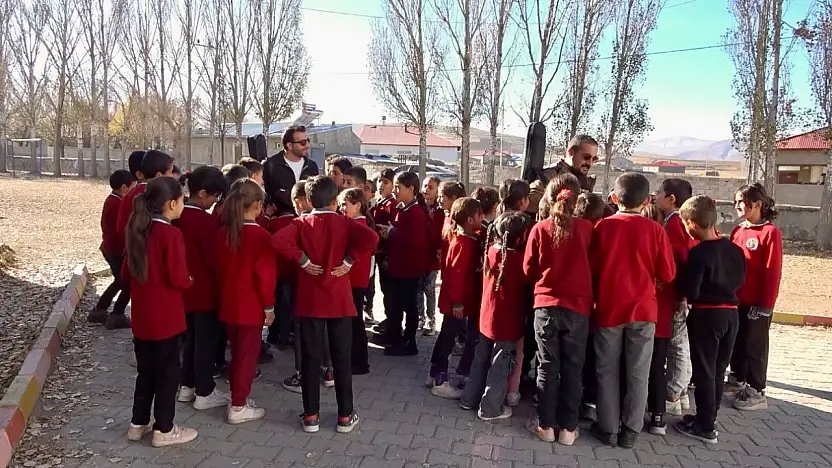 Ağrı'da iki öğretmenin köy köy dolaşan müzik yolculuğu