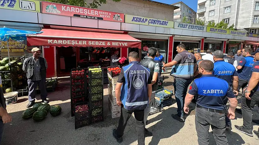Ağrı'da işgal edilen kaldırımları zabıta kaldırdı
