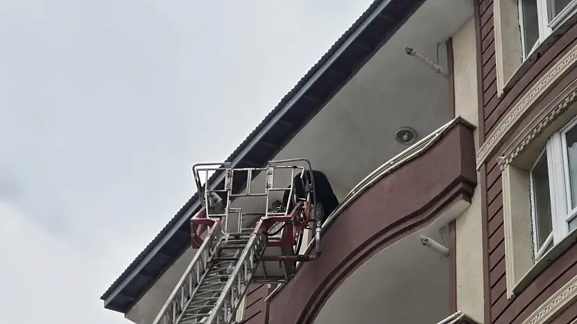 Ağrı'da itfaiye ekipleri kapıda kalan vatandaşı mağdur etmedi