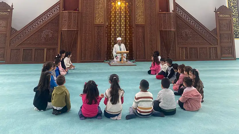 Ağrı'da Kandil dolayısıyla miniklere manevi değerler anlatıldı