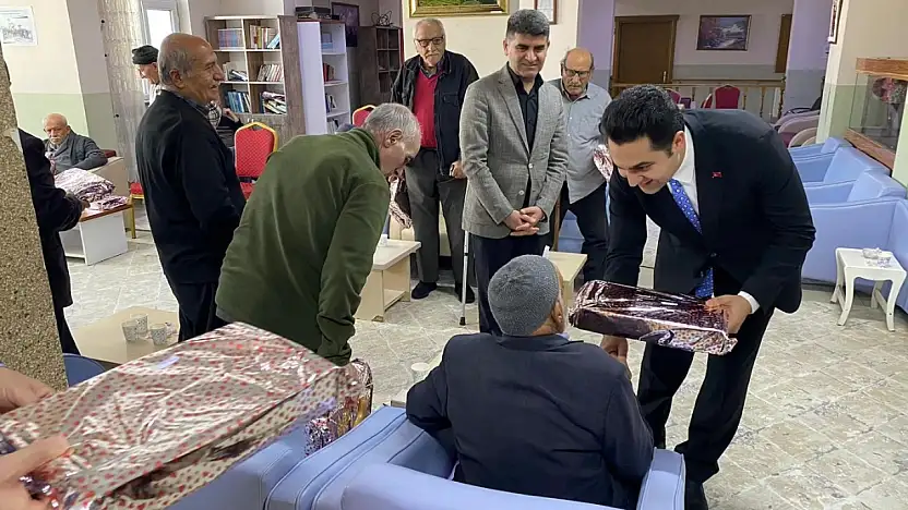 Ağrı'da kandil gününde ulu çınarlar unutulmadı