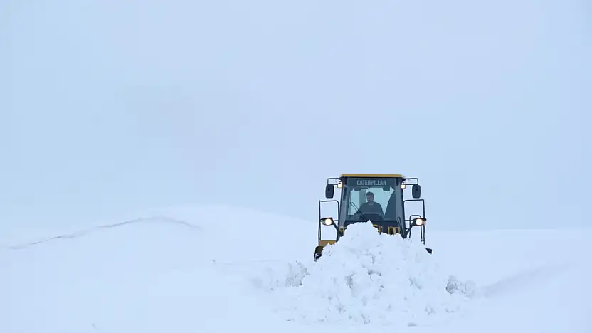 Ağrı'da kapanan 10 köy yolunda karla mücadele sürüyor