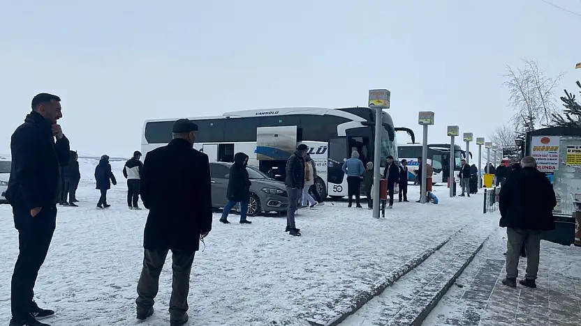 Ağrı'da kar çilesi otogarıda etkiledi