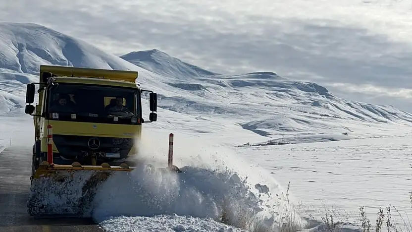 Ağrı'da kar engeli aşılıyor: 354 yol açıldı
