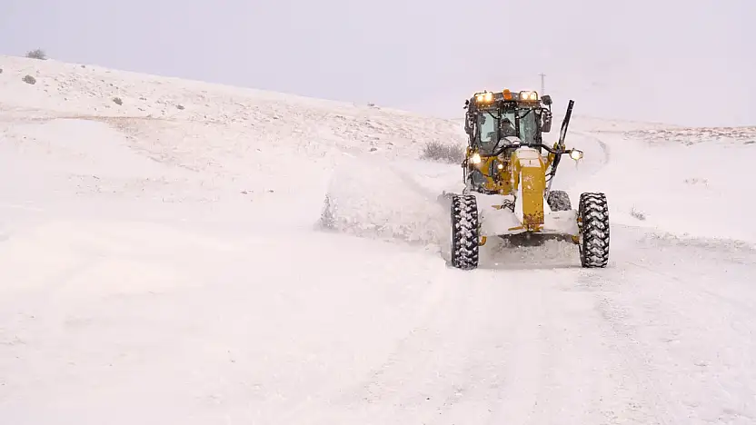 Ağrı'da kar nedeniyle kapanan 377 yerleşim yolu için ekipler sahada