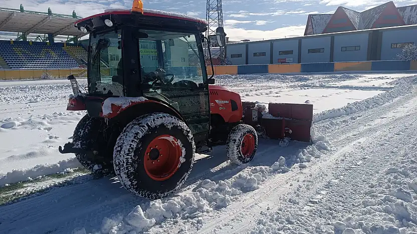 Ağrı'da kar sonrası stadyumda yoğun mesai