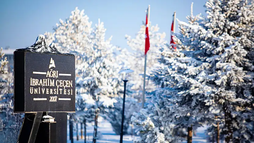 Ağrı'da kar, üniversite kampüsünü tabloya çevirdi