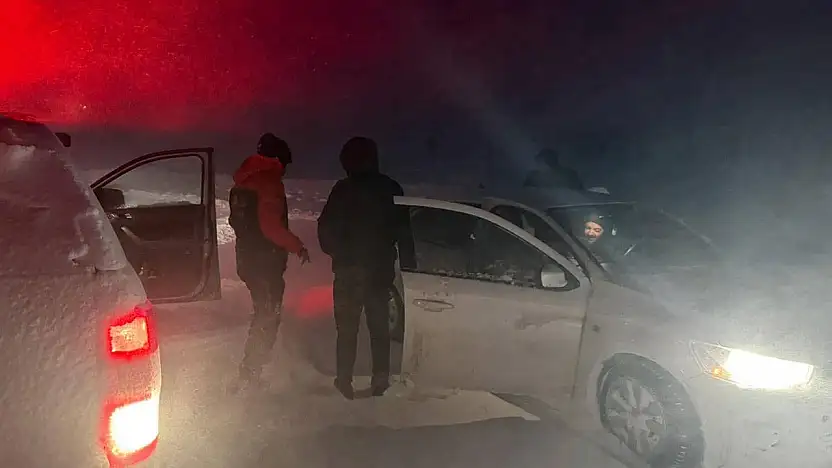 Ağrı'da kar ve tipi kabusu: Yollarda mahsur kalan 6 kişi kurtarıldı