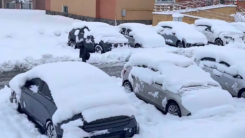 Ağrı'da yoğun kar yağışı kampüsü beyaza bürüdü