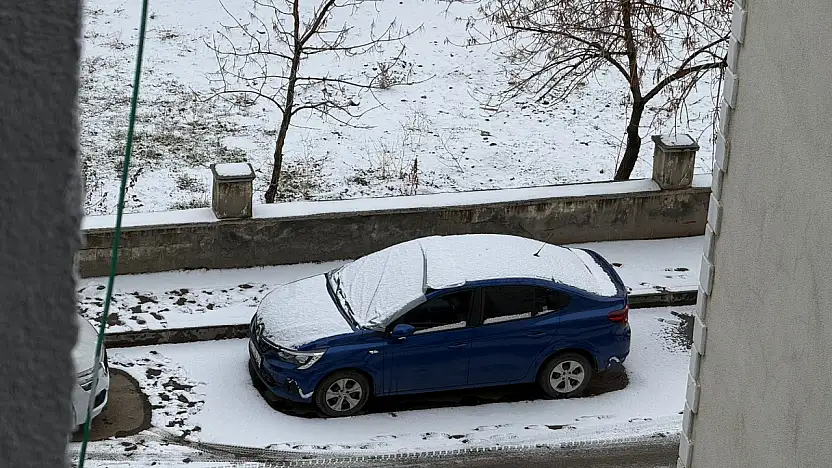 Ağrı'da kar yağışı kent merkezini beyaza bürüdü