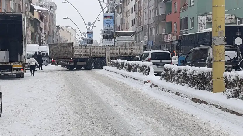 Ağrı'da kar yağışı nedeniyle trafik sorunları daha da arttı
