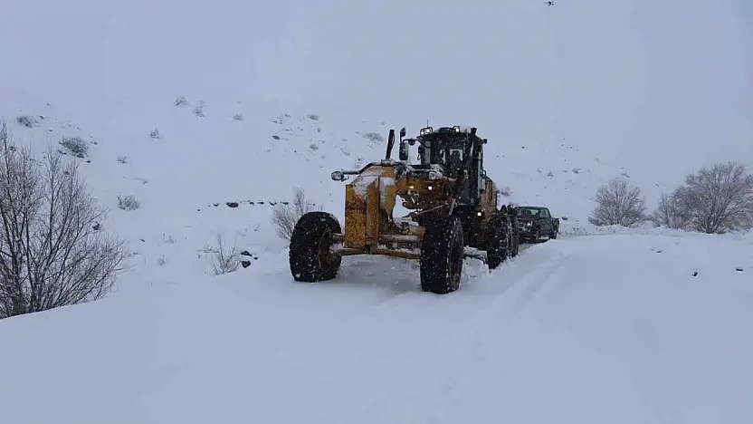 Ağrı'da kar yağışı ulaşımı felç etti: 423 köy yolu kapalı