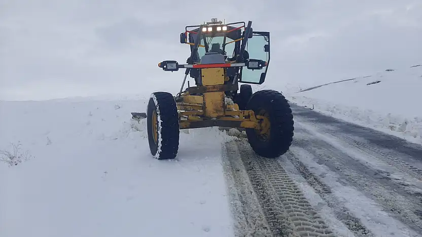 Ağrı'da karla mücadelede dokuz köy yolu ulaşıma açıldı