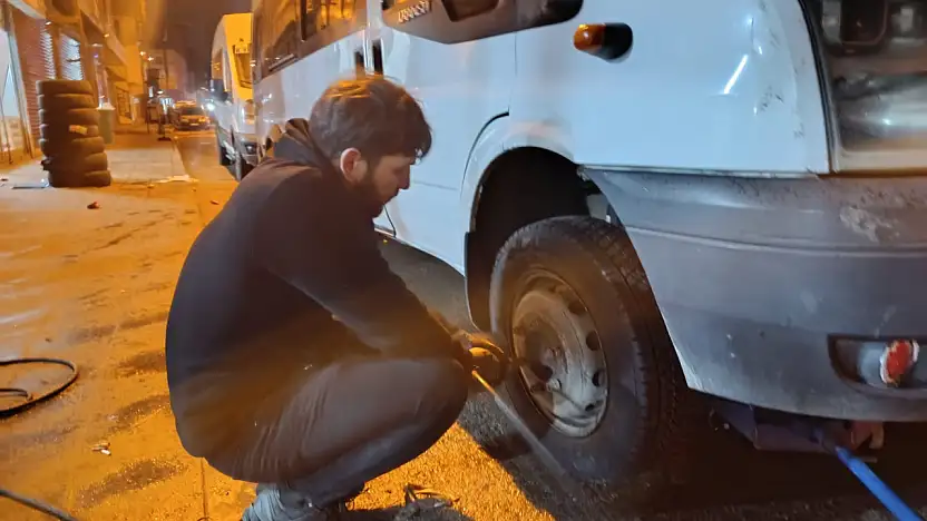 Ağrı'da kış lastiği telaşı: Lastikçilerde akşam mesaisi başladı