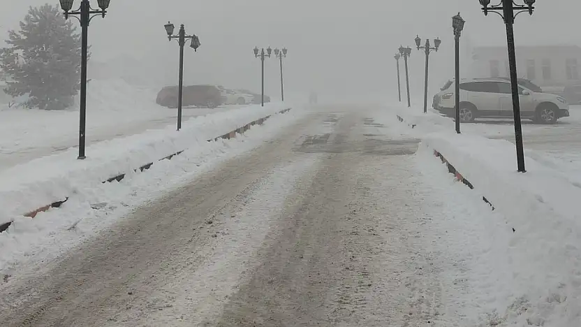 Ağrı'da kışın sert yüzü: Buzlanma ve sis, kentte zorluklar yaşatıyor