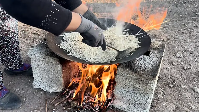 Ağrı'da kışlık erişteler iplere dizildi, köyde imece mesaisi başladı