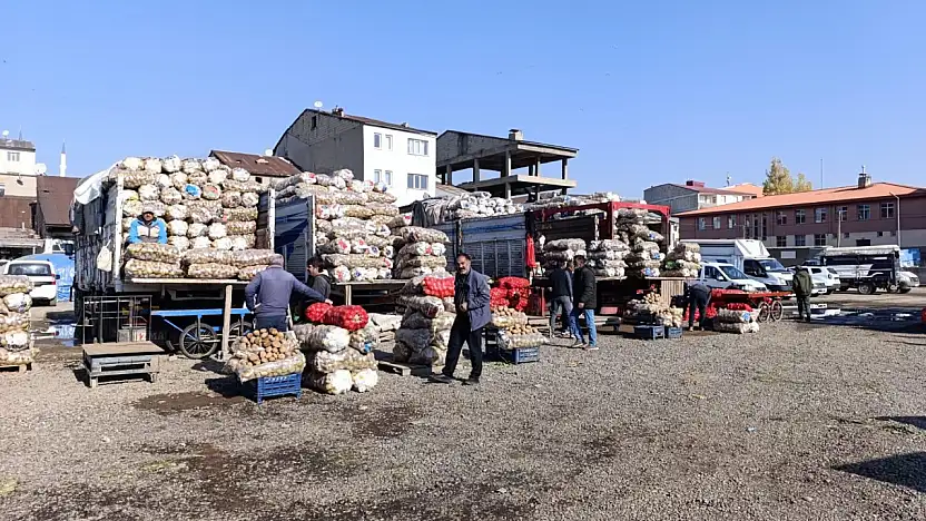Ağrı'da kışlık soğan ve patates telaşı devam ediyor
