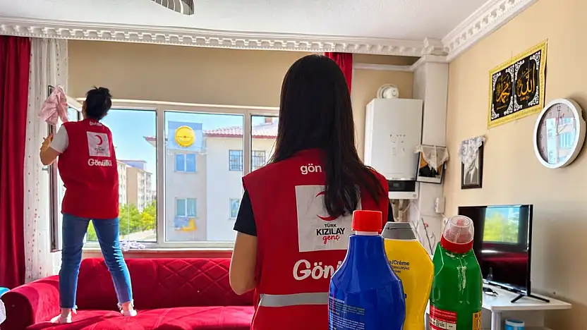 Ağrı'da Kızılay gönüllüleri bu kez temizlik için kapı çaldı