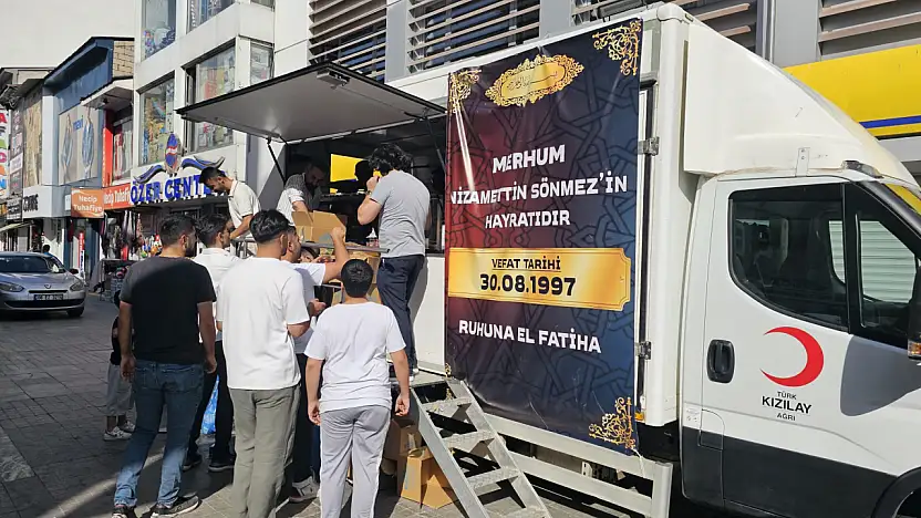 Ağrı'da Kızılay iş birliğiyle hayır etkinliği: Vatandaşlara lokma dağıtıldı