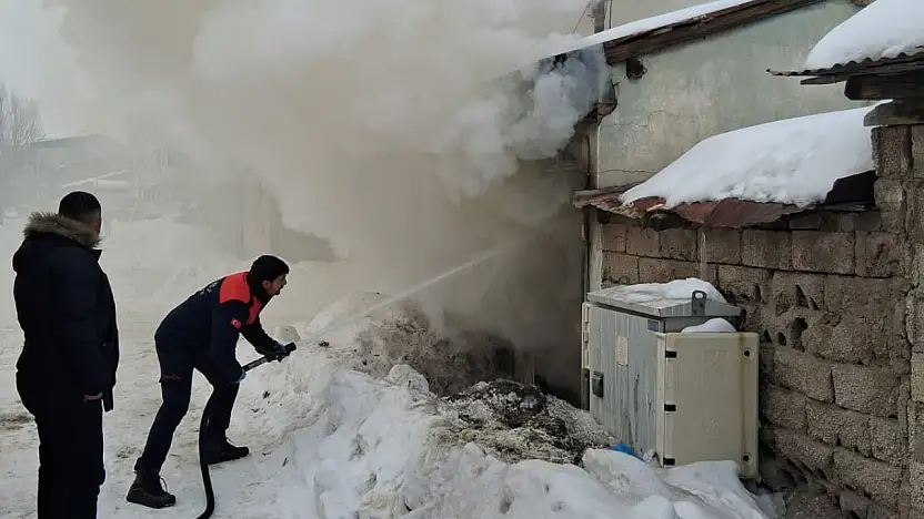 Ağrı'da kömürlükte çıkan yangın itfaiyeyi harekete geçirdi