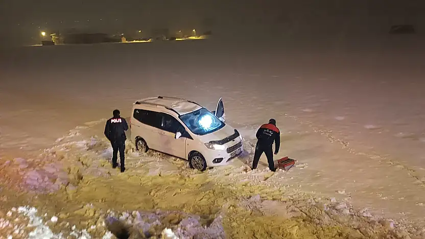 Ağrı'da kontrolden çıkan araç şarampole yuvarlandı