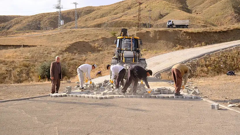 Ağrı'da köy yolları adım adım yenileniyor