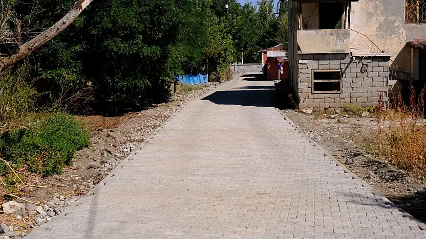 Ağrı'da köy yolları yenileniyor