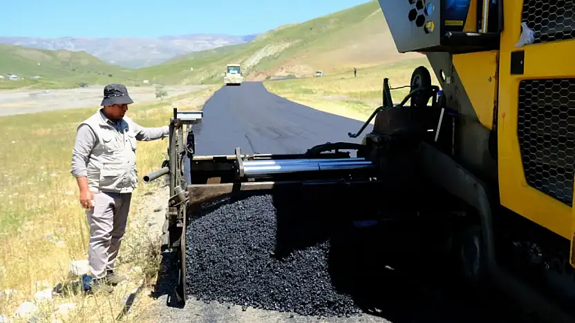 Ağrı'da köy yollarında ulaşım rahatlıyor