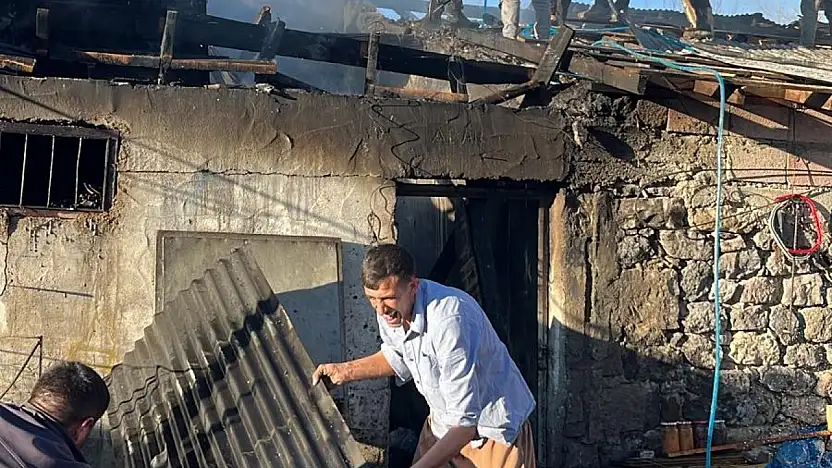 Ağrı'da köyde yangın paniği: Ev ve ahır alevlere teslim oldu