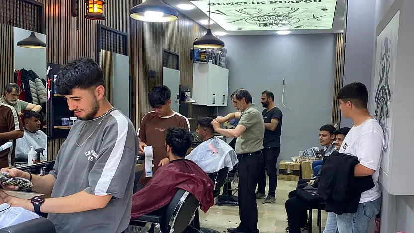 Ağrı'da Kurban Bayramı öncesi berberler mesaiye kaldı