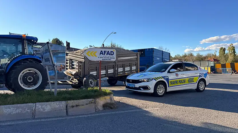 Ağrı'da küspesini taşıyan traktör kaza yaptı