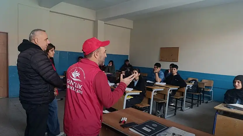 Ağrı'da lise öğrencilerine Gençlik Merkezi faaliyetleri anlatıldı