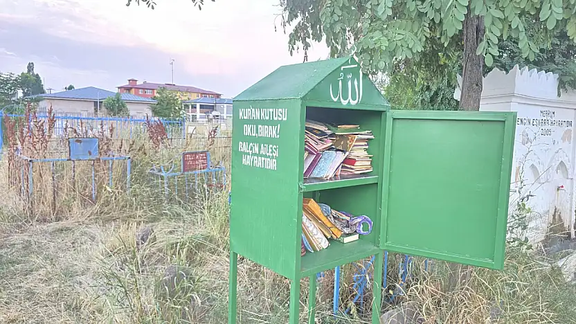 Ağrı'da mezarlıktaki Kur'an kutusu vatandaşlardan yoğun ilgi görüyor