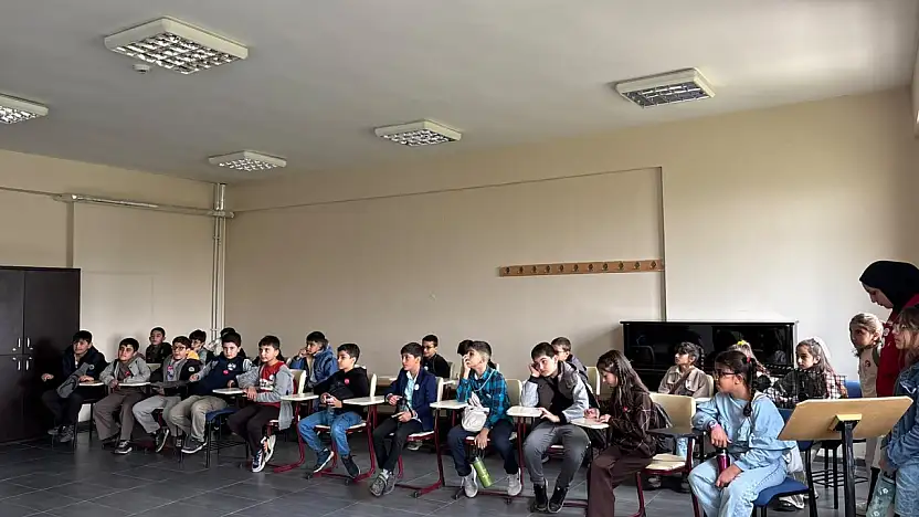 Ağrı'da minik öğrenciler üniversite sıralarıyla tanıştı