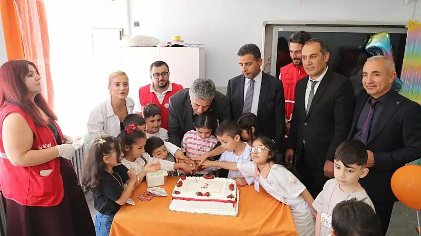 Ağrı'da miniklerin ilk okul heyecanına Kızılay ortak oldu