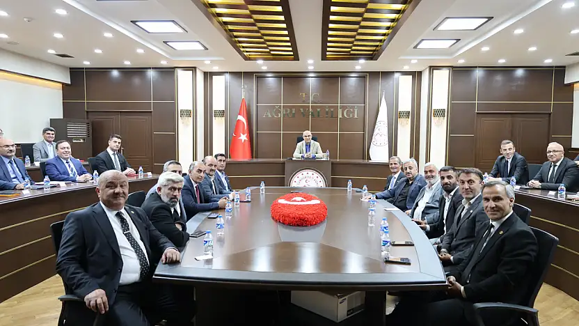 Ağrı'da muhtarlar sorunlarını anlattı, Vali Koç dinledi