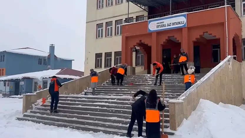 Ağrı'da okul yolları ve bahçeleri kardan arındırıldı