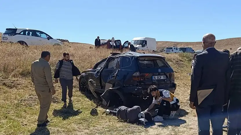Ağrı'da otomobil şarampole uçtu! 3 yaralı var