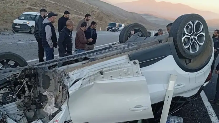Ağrı'da otomobil şeridinden çıkarak devrildi