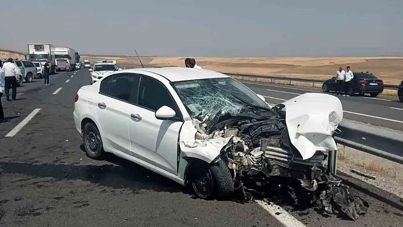 Ağrı'da otomobil traktöre yandan çarptı, kazada 2 kişi yaralandı