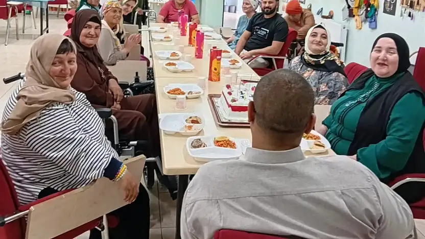 Ağrı'da özel bireyler için renkli doğum günü kutlaması