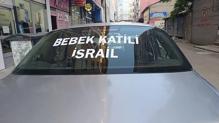 Ağrı'da park halindeki araç üzerindeki yazı dikkat çekti