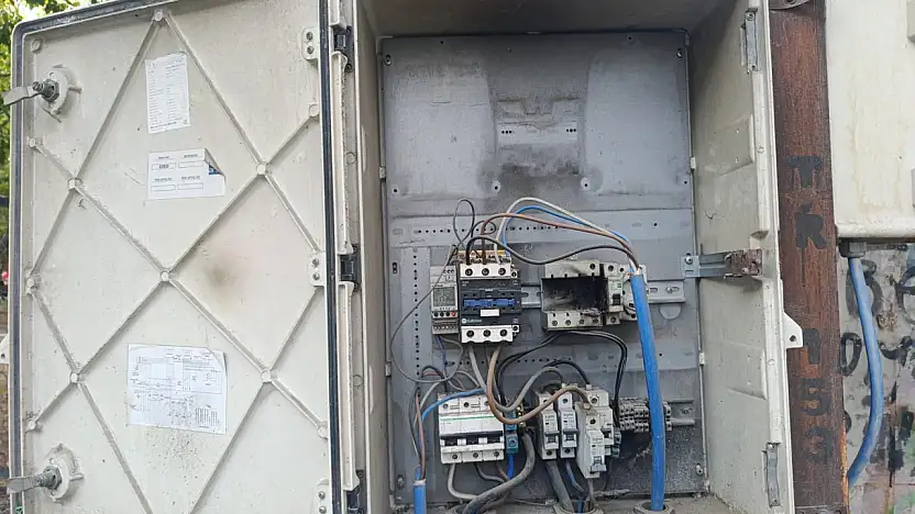 Ağrı'da park önündeki açık trafo endişe yarattı