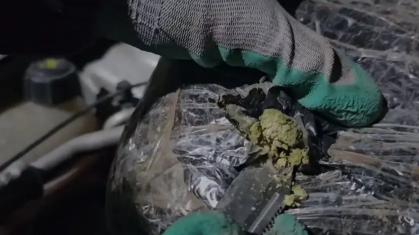 Ağrı'da polis nefes aldırmadı: Kaputa gizlenen 3 kilo skunk bulundu