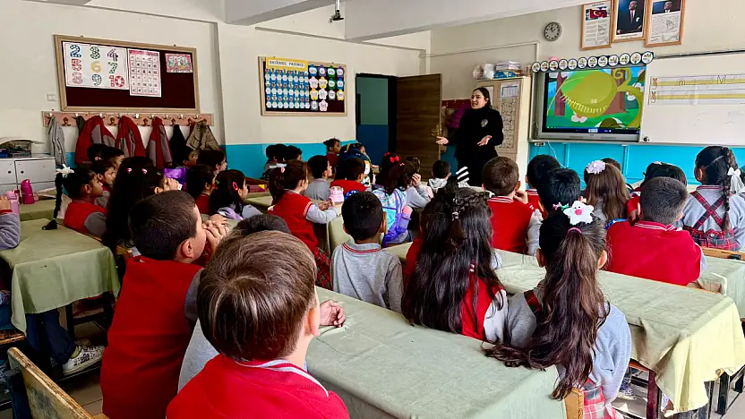 Ağrı'da polis öğrencileri ve velileri bilinçlendirdi