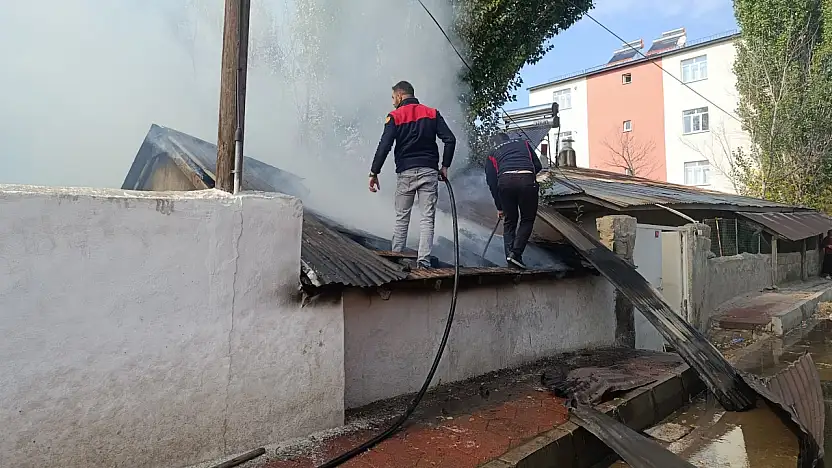 Ağrı'da sabah saatlerinde korkutan yangın! Mahalleli seferber oldu