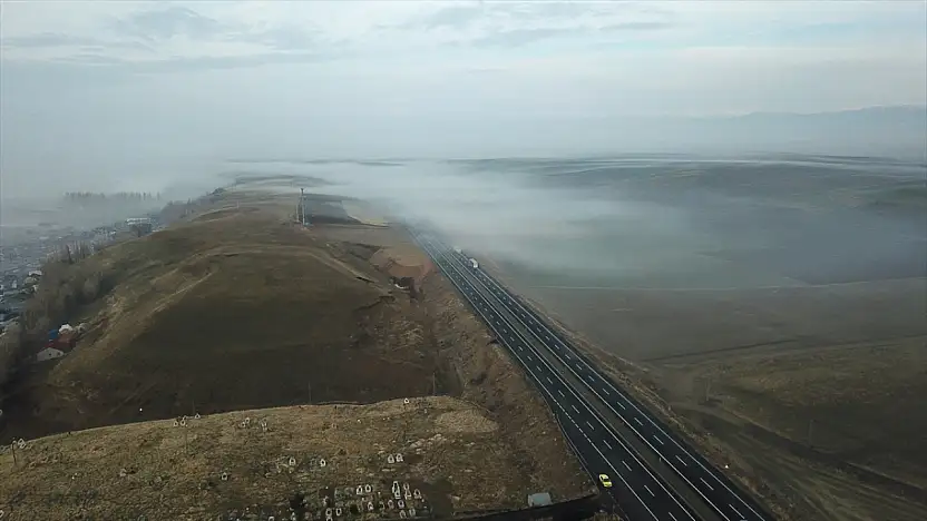 Ağrı'da sabah sis çöktü trafikte görüş mesafesi düştü