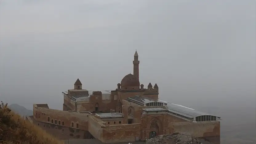 Ağrı'da sabah sisi İshak Paşa Sarayı'nı görünmez kıldı