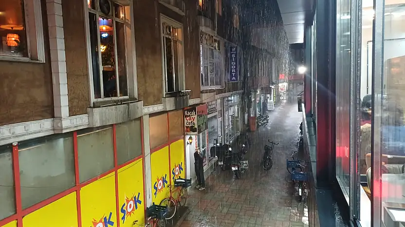 Ağrı'da sağanak hayatı olumsuz etkiledi